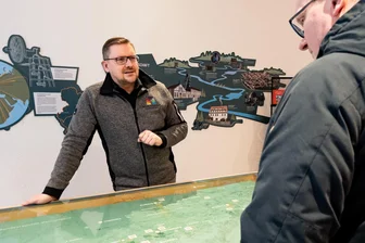 Freibergs Weg zum Welterbe-Besucherzentrum: So könnte es gehen - Steve Ittershagen erläutert im Welterbe-Infopunkt in der Erbischen Straße 5 in Freiberg die Montanregion. Der kleine Laden im Erdgeschoss war im Februar 2025 eröffnet worden.