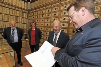 Freibergs Wirtschaft auf 104 Seiten - Freibergs Oberbürgermeister Sven Krüger (von rechts), der Autor Gerhard Rossow, Stadtarchivleiterin Ines Lorenz und der Bürgermeister a. D. Arnd Böttcher bei der Übergabe des Manuskripts.