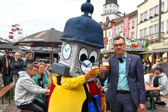 Freibier mit Hindernissen: Auftakt zum Stadtfest in Frankenberg - Bürgermeister Oliver Gerstner und Maskottchen Fränki zum Auftakt des Stadtfestes.