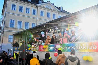 Freibier, Pfannkuchen und ein Truck: Straßenfasching in Hainichen - Der Faschingsumzug des Hainichener Karnevalsklub war am Sonntag von 13.30 bis 17 Uhr unterwegs, hier am Markt.