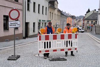 Freie Fahrt am Elsterberger Kirchplatz: „Ist das nicht herrlich geworden?!“ - Polier Frank Suschke und Simon Büst vom Tief- und Ingenieurbau Weischlitz beräumen die Südostseite des Platzes.