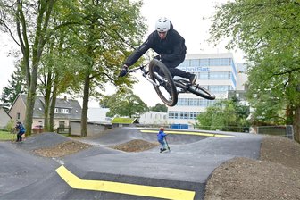 Freie Fahrt auf neuer Pumptrack in Schöneck: Erste Nutzer begeistert - Erste Kunststücke von Kenny Drechsler.