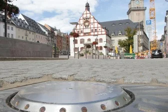 Freie Fahrt durch die Altstadt: CDU will Altmarkt-Poller kippen - Abgesenkte Poller am Altmarkt: Ab Oktober soll dieses Bild in der Zeit von 7 bis 21 Uhr wieder zum Alltag gehören - wenn der Rat zustimmt.