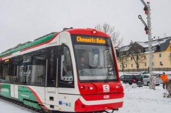 Freie Fahrt für City-Bahn - Das historische Bahnsignal am Bahnhof Zwönitz steht auf "Freie Fahrt" für die Citybahn von Aue nach Chemnitz.