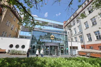 Freie Fahrt für Retter: Großes Chemnitzer Krankenhaus soll neue Zufahrt erhalten - Das Chemnitzer Küchwaldkrankenhaus ist einer der drei großen Standorte des Klinikums Chemnitz. Für Rettungsfahrzeuge soll dort eine separate Zufahrt entstehen.