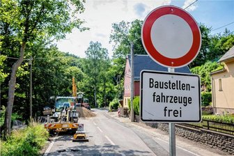 Freie Fahrt im Schweizerthal - Markierungsarbeiten auf B 107 - - Die Chemnitztalstraße bleibt bis Mitte August zwischen Einmündung Auerswalde und Garnsdorf gesperrt.