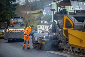 Freie Fahrt in Erdmannsdorf: Straßenbau macht Winterpause - Mit dem Aufbringen der Asphalt-Deckschicht wurde diese Woche der erste Teilabschnitt der neuen B 180 in Erdmannsdorf fertiggestellt. Ab Samstag soll der Verkehr zunächst wieder rollen. Im Frühjahr wird in Richtung Chemnitzer Straße weitergebaut.