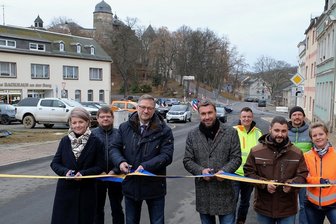 Freie Fahrt in Mylau: 2022 muss es ohne Fördermittel weitergehen - Gaben den Friedenshain in Mylau per Banddurchschnitt frei: (vorn von links) Nadine Konieczny, Geschäftsführerin des AZV Reichenbacher Land, Oberbürgermeister Raphael Kürzinger, Ingolf Nöbel, Geschäftsführer der Firma Hoch- und Tiefbau Reichenbach, AZV-Bauleiter Michael Schreiber und Eileen Klug, Projektleiterin des Landratsamtes Vogtlandkreis. Nächstes Jahr soll es in Richtung Rotschau weitergehen.