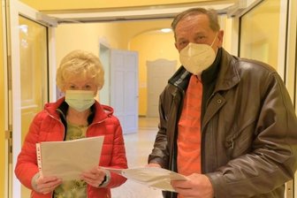 Freie Impftermine sind weiterhin rar - Auch vor der Booster-Impfung kommt der Papierkram: Ilona und Hans-Jürgen Ulbrich aus Neuplanitz haben sich am Montag in Reinsdorf im Haus der Entdecker ihre dritte Spritze geben lassen.
