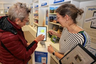 "Freie Presse" auf Tablet und Handy lesen: Zwickauer Geschäftsstelle bietet Beratung an - Barbara Reuther aus Wilkau-Haßlau (l.) ließ sich von Geschäftsstellen-Mitarbeiterin Ivonne Friedrich beraten. 