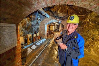 "Freie-Presse"-Entdeckertour im Plauener Luftschutzmuseum: Ab in den Keller - Bergknappenchef Gert Müller zeigt eine Verdunklungslampe aus dem Luftschutzkeller. Die Elektroleitung war auch für den Betrieb der Giftgasfilteranlage wichtig, die noch im Museum zu sehen ist. Bei Stromausfall lief der Betrieb per Handkurbel.
