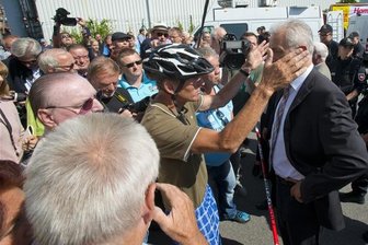 "Freie Presse"-Fotograf Uwe Mann für "Foto des Jahres" ausgezeichnet - "Satz heiße Ohren" hat "Freie Presse"-Fotograf Uwe Mann sein Bild von Ministerpräsident Stanislaw Tillich in Heidenau genannt.