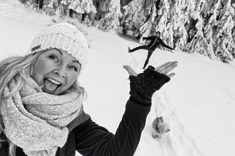 Freie Presse"-Fotowettbewerb: Wie ich meinen Mann auf Händen trage - Romy Köhler aus Stollberg bewirbt sich mit diesem Schwarz-Weiß-Schnappschuss.