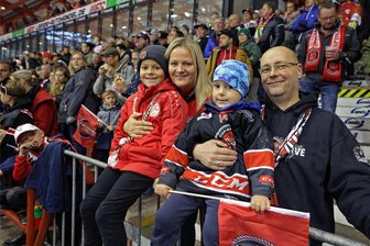 „Freie Presse“ lädt ein zum Familientag bei den Eispiraten: Wenn das Kunsteisstadion in Crimmitschau zum zweiten Wohnzimmer wird - Eva und Heiko Eidenschink haben Max (7) und Carl (4) für den Kids-Club der Eispiraten Crimmitschau angemeldet.