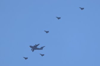 „Freie Presse“-Leser fotografiert Luftbetankung über dem Landkreis Zwickau - Das Tankflugzeug und die Eurofighter am Himmel über Werdau.