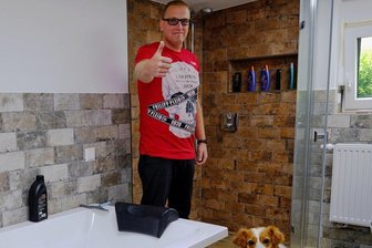 "Freie Presse"-Leser unterstützen Badumbau für Unfallopfer - Philipp Birninger freut sich über sein neues Bad, in dem nur noch die Wannenverkleidung fehlt. Der Umbau war durch Spendengeld aus der Aktion "Leser helfen" möglich. 