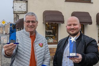 „Freie Presse“-Leserpreis an zwei Vogtländer der Herzen übergeben - Der zweite Platz der „Freie Presse“-Leseraktion Vogtländer des Jahres 2024 geht an die Ellefelder Schmuck-Retter Heinz Protze (links) und Daniel Setzer.
