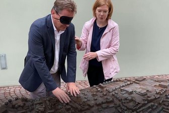OB Ralf Schreiber hat sich dem Test von "Freie Presse"-Redakteurin Franziska Pester gestellt: Findet er sich auch mit verbundenen Augen in seiner Stadt zurecht?