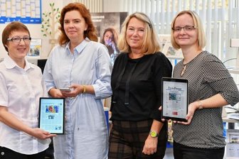 "Freie Presse" mit Kursangebot zum digitalen Zeitungslesen - Die Mitarbeiterinnen des Plauener "Freie Presse"-Shops Doreen Schneider, Leiterin Kerstin Lohse, Britta Keller und Claudia Dehmlow (von links) helfen beim digitalen Einstieg.