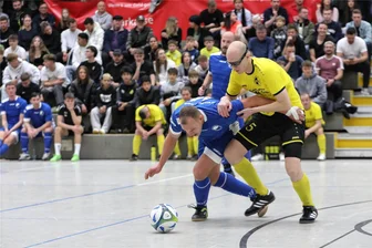 Freie-Presse-Pokal: Außenseiter kegeln Favoriten aus dem Turnier - Ein Hauen und Stechen um die Plätze für die Zwischenrunde: Jonathan Büttner (links) setzte sich überraschend mit Rebesgrün als Gruppendritter durch. Robert Schwab (rechts) schied trotz guter Leistung mit der SpG Bobenneukirchen/Burgstein knapp aus.