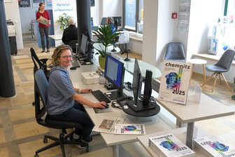 „Freie Presse“-Shop in Freiberg glänzt mit neuer Technik und gereinigtem Sandsteinboden - Geschäftsstellenleiterin Anett Hofmann im „Freie Presse“-Shop am Obermarkt in Freiberg.
