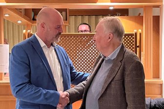 „Freie Presse“-Wahldebatte in Chemnitz: Alexander Gauland sagt wegen Trauerfall ab - Dezember 2024: Nico Köhler gratuliert Alexander Gauland nach der Wahl zum AfD-Wahlkreiskandidaten. Die Kandidatur Gaulands kam für viele Beobachter überraschend.