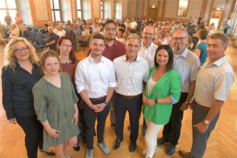 „Freie Presse“-Wahldebatte in Freiberg hat begonnen: Diese acht Landtagskandidaten diskutieren auf dem Podium - Wahlforum der „Freien Presse“ im städtischen Festsaal in Freiberg - von links: Grit Baldauf (Moderation), Julia Richter (die Linke), Ines Schwarze (BSW), Alexander Geißler (SPD), Hai Bui (FDP), Reiner Hentschel (Freie Wähler), Wolfram Günther (Bündnis 90/Grüne), Susan Leithoff (CDU), Marko Winter (AfD), Jan Leißner (Moderation).