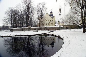„Freie-Presse“-Wanderung führt von Adorf über den Eisenweg nach Klaffenbach - Beim Wasserschloss Klaffenbach wird eine Rast mit Roster eingelegt.
