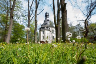„Freie Presse“-Wanderung in Plauen am Himmelfahrtstag: Alle Infos zu Startzeiten, Parkmöglichkeiten, Route - Das Wahrzeichen von Kauschwitz ist das Wasserschloss, eine Kapelle, die sich auf einer Teichinsel mitten im Ort befindet.