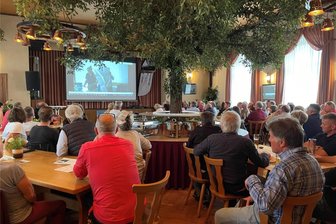 „Freie Sachsen“ machen in einer Bürgerinitiative im Erzgebirge mobil gegen Windkraft - Mit „Windkraft und dann?“ war eine Informationsveranstaltung im Gasthof Schützenhaus in Sosa überschrieben, zu der die Bürgerinitiative „Zukunft (H)Erzgebirge“ geladen hatte. Deren Mitglieder treten auch für die „Freien Sachsen“ zur Kommunalwahl an.