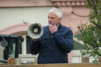 Freie-Sachsen-Stadtrat attackiert Lößnitzer Verwaltung, CDU und einen Unternehmer - Der Lößnitzer Stadtrat Matthias Henke – hier ein Archivbild von einem Auftritt in Lößnitz im Jahr 2021 – griff in der jüngsten Ratssitzung CDU, Verwaltung und einen regionalen Unternehmer verbal an.