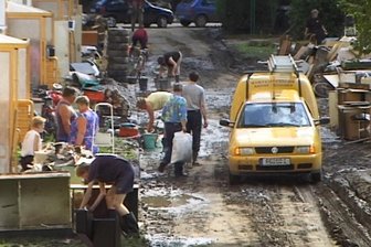Freier Autor erinnert sich: Wie ich die Flut in Flöha, Niederwiesa, Erdmannsdorf erlebte - Der Dreck muss weg: Alle packten mit an.