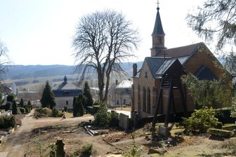 Freier Blick über Friedhof -
