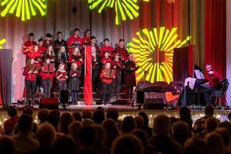Freies Gymnasium Penig: Theaterabend mit Gesang, Tanz und Monster - Aus dem Weihnachtssingen des Freien Gymnasium Penig ist ein Programm mit Schauspiel, Tanz und Solisten geworden.