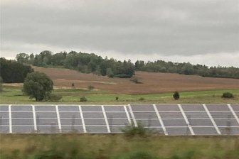 Freiflächen-Fotovoltaik: Bösenbrunn stimmt Plänen in Weischlitz zu - Freiflächenanlagen mit Fotovoltaik gibt es in der Region unter anderem an der A 93 zwischen Hof und Gattendorf.