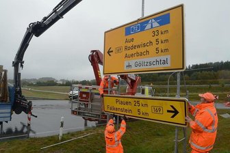 Freigabe der B 169 zwischen Auerbach und Falkenstein erfolgt Ende Oktober - In den vergangenen Tagen wurden auf dem neuen Abschnitt der Göltzschtalumgehung die Hinweisschilder aufgestellt.