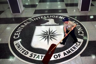 Freigegebene US-Geheimakten enthüllen CIA-Operationen: Mit Sabotage und Bestechung gegen den Kommunismus - Im Foyer des CIA-Hauptquartiers in Langley bei Washington reinigt ein Arbeiter das Emblem des Geheimdienstes.