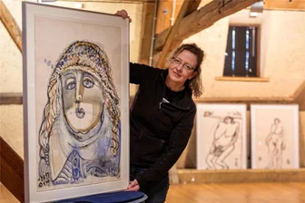 Freigeist, DDR-Regimekritikerin, große Unbekannte: Neue Schau im Plauener Malzhaus zeigt Arbeiten von Annemirl Bauer - Galeristin Steffi Müller-Klug hatte die Qual der Wahl, aus dem reichen Bilderfundus von Annemirl Bauer zu schöpfen. Am Donnerstag hängte sie die Arbeiten auf.
