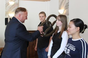 Freigesprochene Gesellen gehen optimistisch in die Zukunft - Bäckerinnungsmeister René Buschmann sprach die Gesellen des Lebensmittelhandwerks frei.