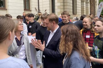 „Freiheit kriegt man nicht geschenkt“ – Schüler sprechen mit Zeitzeugen und Kretschmer über Demokratie - Ministerpräsident Michael Kretschmer hat vor der Podiumsdiskussion mit den Schülern gegessen und den Austausch gesucht.