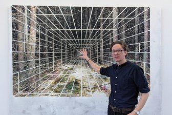Freiheit und Kontrolle: Europäische Kunst in Chemnitz auch nach dem Kulturhauptstadtjahr - Der dänische Künstler Jeppe Lauge setzt sich in seinen Gemälden – wie hier „In Perspective“ – unter anderem mit dem Verhältnis des Menschen zur Natur auseinander.