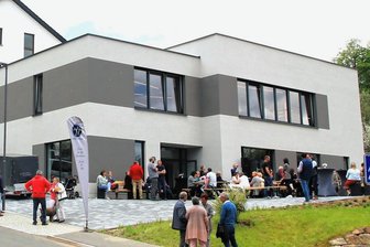 Freikirche in Lengenfeld trägt mit Einweihung eines Anbaus einem positiven Trend Rechnung - Die Einweihung des Anbaus der Evangelisch Freikirchlichen Gemeinde Lengenfeld lockt am Sonntag viele interessierte Gäste an.