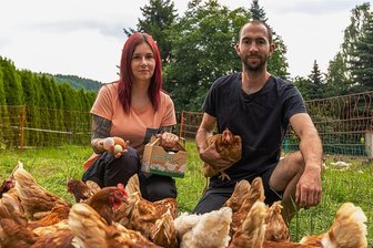 Freilandeier von der Zeidelweide in Rodewisch: Selbstversorger wird Lieferant - Sandra Werner und Markus Pestel haben sich auf ihrem Zeidelweider Hof auf Geflügelhaltung spezialisiert. Inzwischen gibt es die Eier nicht nur für Verwandte und Bekannte, sondern für Jedermann in der Buswarte in Rodewisch zu kaufen. Auch regionale Gaststätten gehören zu ihren Abnehmern.