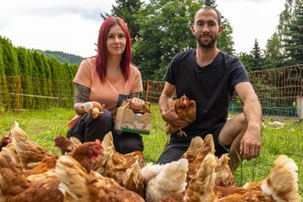 Freilandeier von der Zeidelweide: Selbstversorger wird Lieferant - Sandra Werner und Markus Pestel haben sich auf ihrem Zeidelweider Hof auf Geflügelhaltung spezialisiert. Inzwischen gibt es die Eier nicht nur für Verwandte und Bekannte, sondern für Jedermann in der Buswarte in Rodewisch zu kaufen. Auch regionale Gaststätten gehören zu ihren Abnehmern.