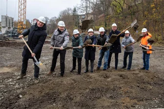 Freilegung der Syra: An der Plauener Theaterstraße entsteht eine neue Brücke - Baubürgermeisterin Kerstin Wolf (Mitte), Vertreter der Stadtratsfraktionen und der ausführenden Firmen setzten am Donnerstag zum symbolischen ersten Spatenstich an der Theaterstraße an. Dort wird eine Brücke über die Syra gebaut.