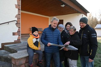 Freilichtbühne in Seelitz: Vereinsmitglieder hoffen auf Bauprojekt - Mit den Plänen für die Bühne (v.l.): Luan Nagel, Bürgermeister Thomas Oertel, Claudia Rentzsch (SG Döhlen), Yvonne Landskron (Gartenverein), Martina Ackermann-Schubert (Vorsitzende GartenÐverein) und Robert Nagel (Präsident SG Döhlen).