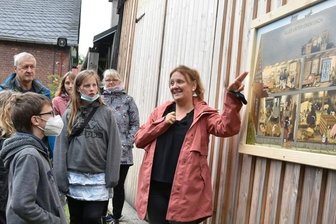 Freilichtmuseum hat neue Leitfiguren - Museumspädagogin Franziska Waldmann an einer von insgesamt 18 Tafeln, die Wissen kindgerecht vermitteln.