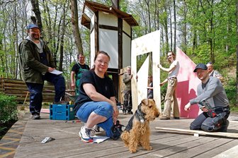 Freilichttheater in Waldenburg: Hobbyschauspieler sind auch als Bauleute für Piratenkulissen gefragt - Das Theaterteam, zu dem auch Susanne Kießligs Hund Monty gehört, werkelt derzeit an den Kulissen für das Piratenschiff.