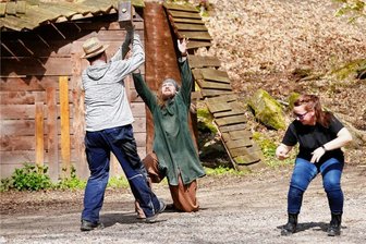 Freilichttheater Waldenburg: Der Donnergott kommt mit drei Jahren Verspätung - Maik Schönfeld, Yves Winkler und Susanne Kießlig (v.l.) proben eine Kampfszene.