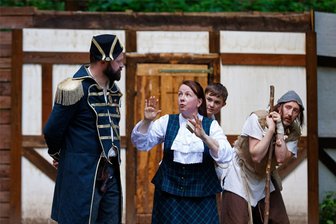 Freilichttheater Waldenburg mit Romanze, KI und Herausforderungen bei der Generalprobe - Maik und Susanne Schönfeld werden auf der Bühne zu dem Paar, das sie in „Echt" schon länger sind.